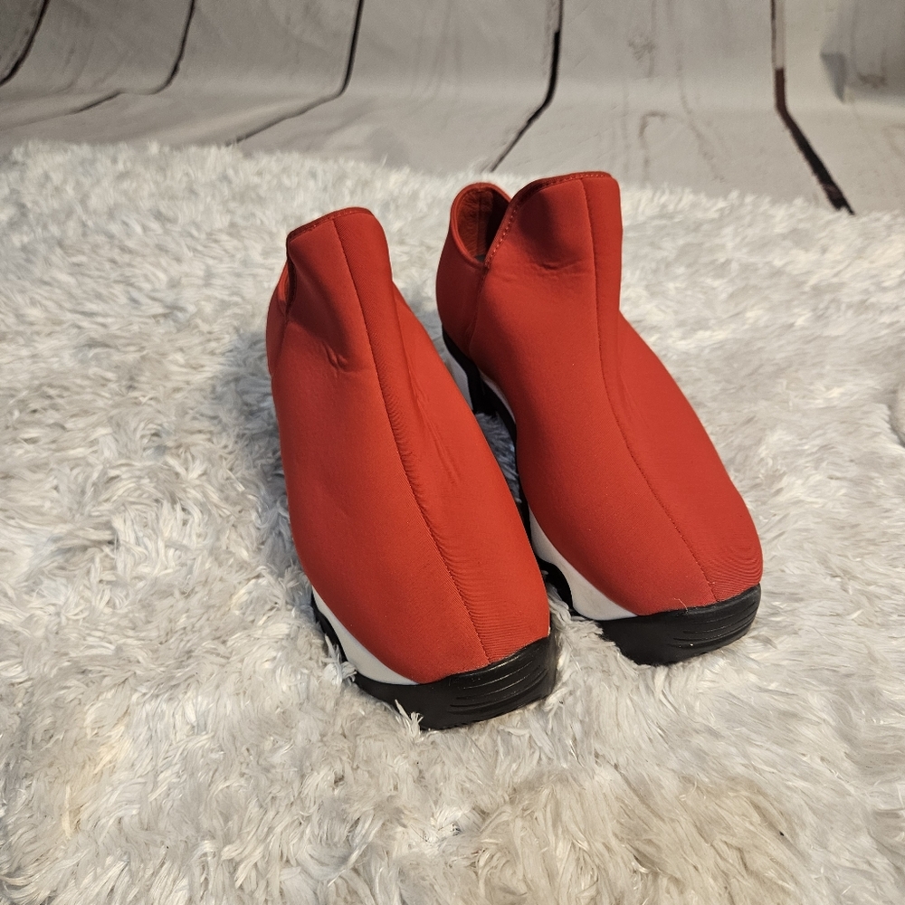 iRi shoes Unisex size 6 U. S and 36 UK size like new
